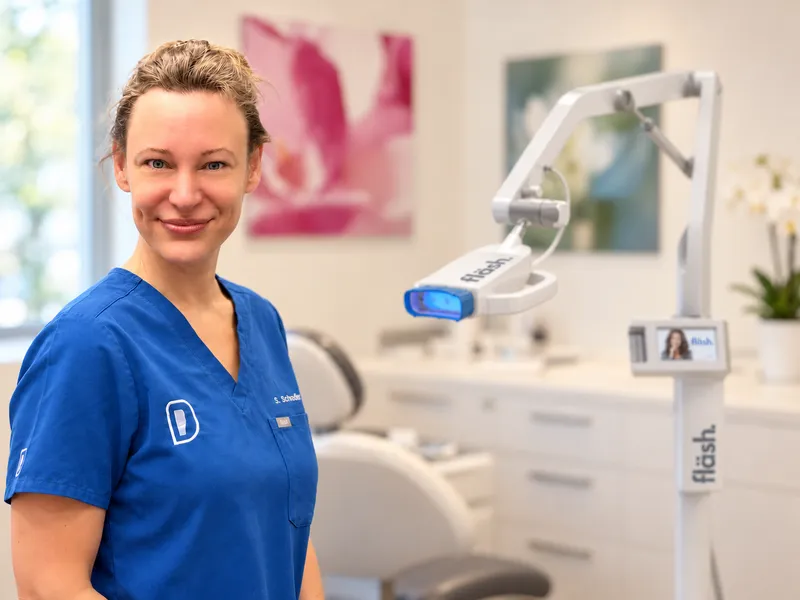 Mitarbeiterin vor dem fläsh Bleaching-System